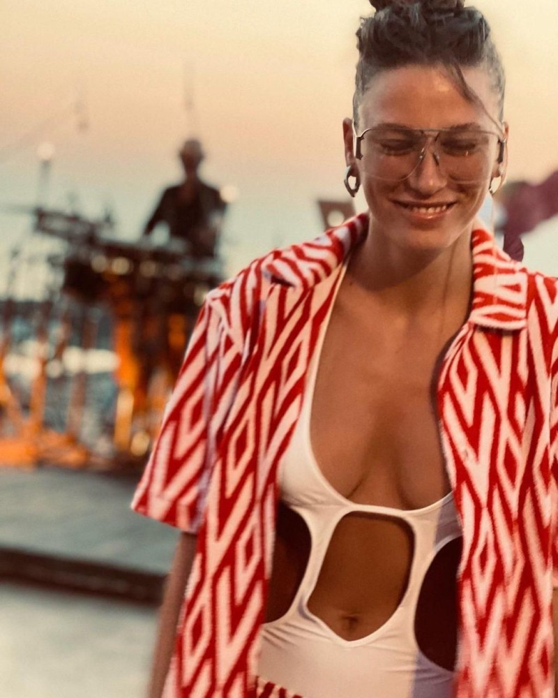 serenay sarikaya nin bikinili tatil paylasimi olay oldu 